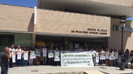 Concentración Centro de Salud Dr. Francisco Burgos por la agresión sufrida de un facultativo