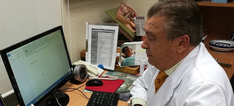 El doctor Enrique Pérez-Castro dicta a su micrófono en la consulta SUSURANDO