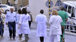 Profesionales sanitarios en un recinto hospitalario recor4