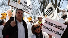 Dos médicos portan sendas pancartas durante la manifestación convocada por el colectivo hoy a las puertas del Ministerio de Sanidad bajo el lema «Hay razones, acude» 21MADRID