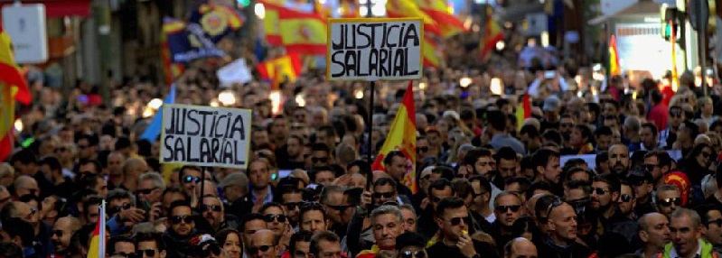 Miles de policías y guardias civiles se manifiestan en el centro de Madrid por la equiparación salarial, en una imagen de archivo. EFE MANJS